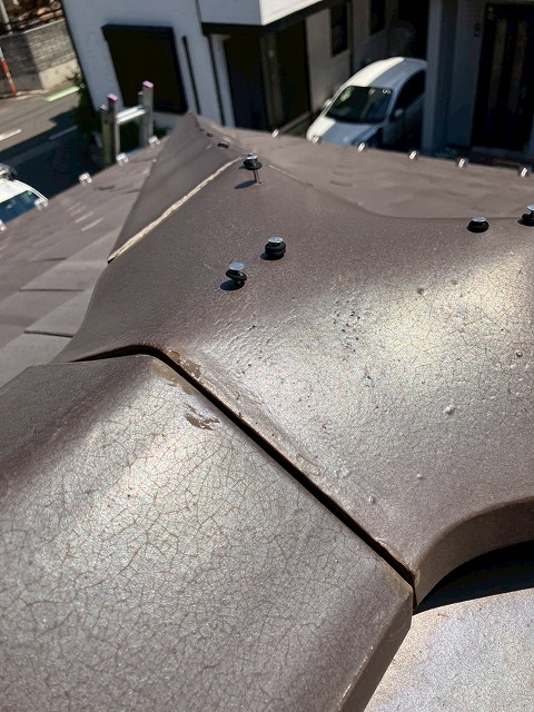 固定ビスの頭が飛び出た状態